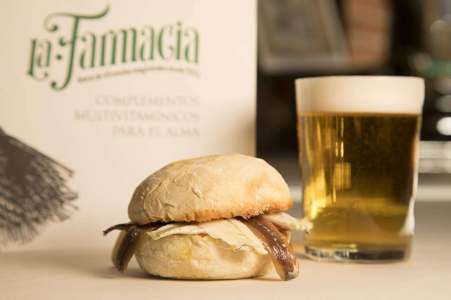 Tasca La Farmacia, un restaurante en Madrid especializado en tapas y raciones, famoso por sus deliciosos torreznos, bacalao y guisos caseros